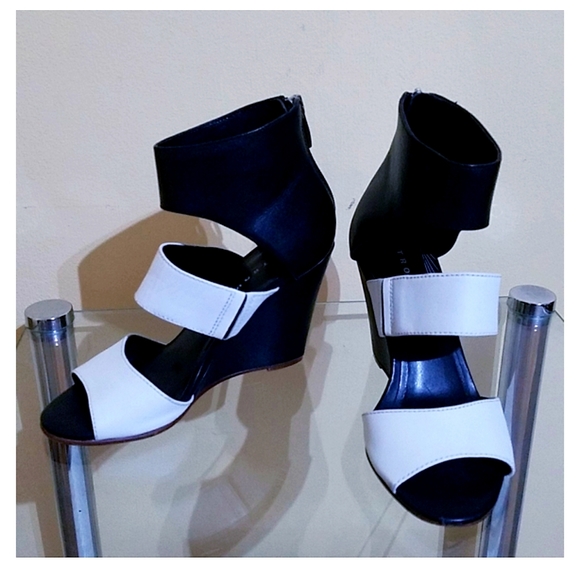 Trouve RobinBlack & White Leather Wedge Sandals 4M - Picture 4 of 16
